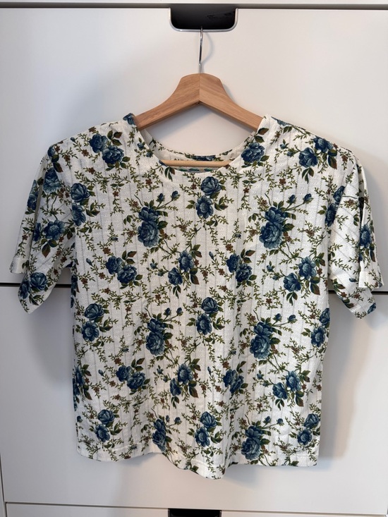 Tops - Women's White Short Sleeve Tee with Blue Floral Print B1